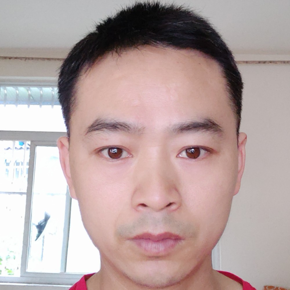 苗条拿白开水的照片