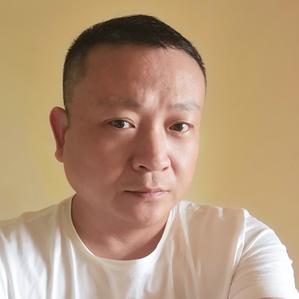 彪壮倾心蓝莓的照片