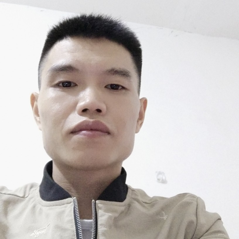 少女用震动的照片