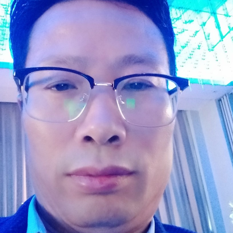 阳光明媚下阿张的照片