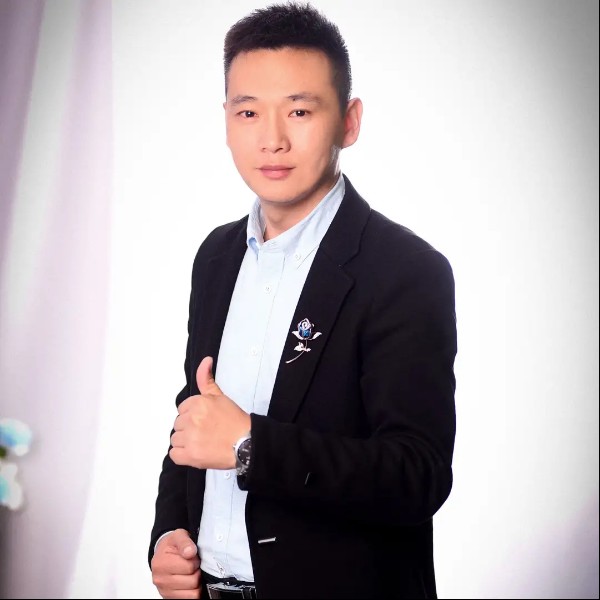 帅气回眸鲜花的照片