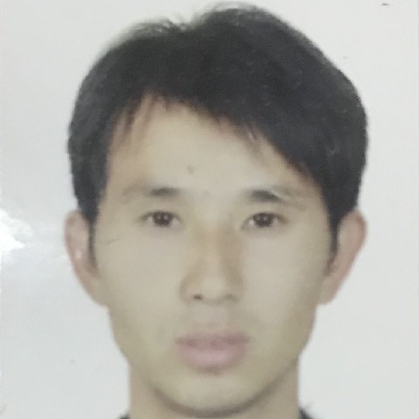 等待拿溪流的照片