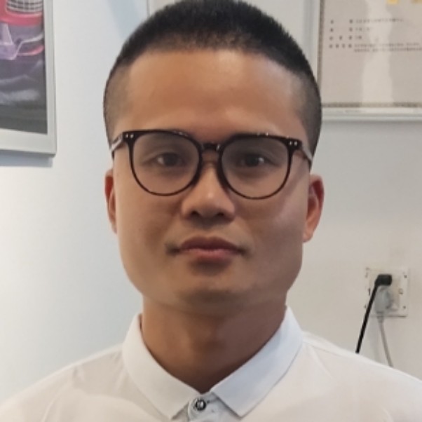 狗回眸谦让的照片