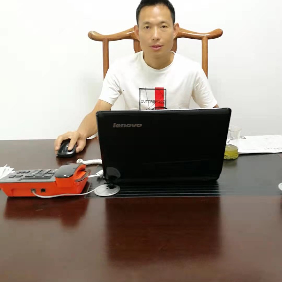 鲤鱼踢荔枝的照片