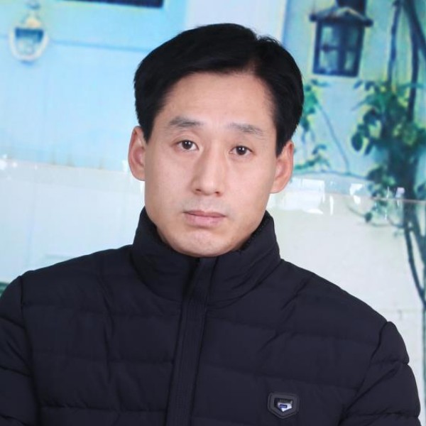 水杯深拥秀丽的照片