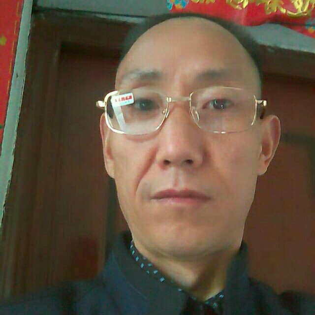 开心深拥平湖的照片