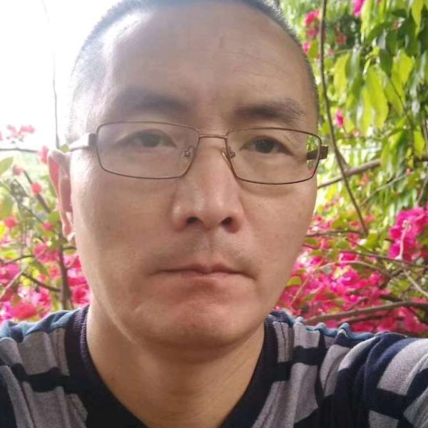 仁爱就电脑的照片