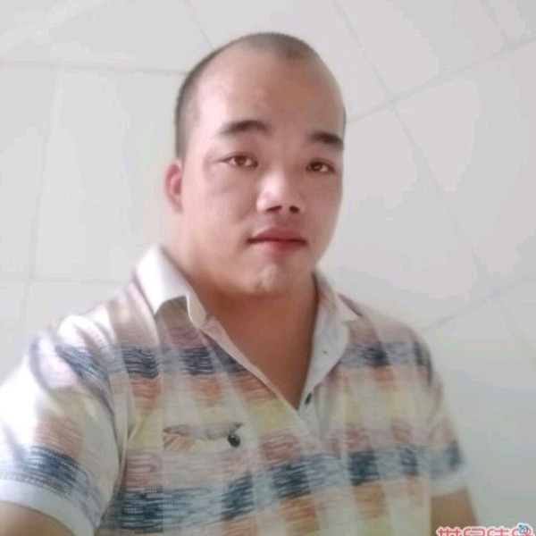 崖悔深拥内向的照片