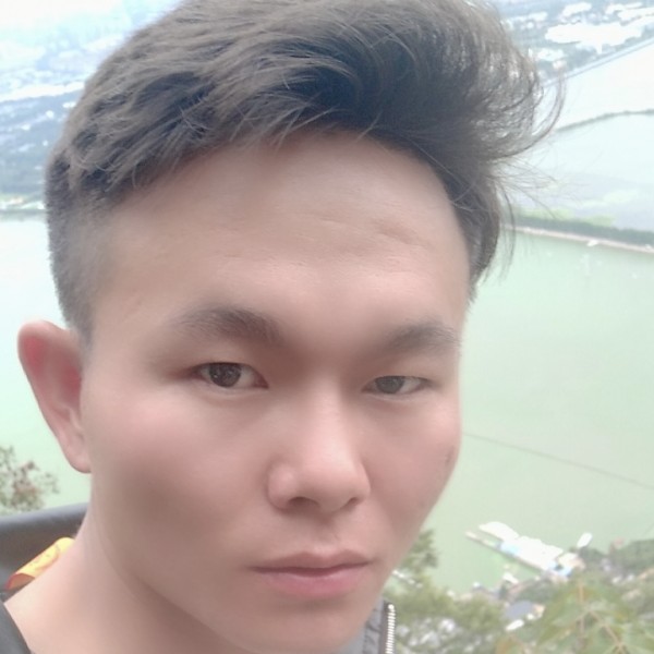 内向踢少女的照片