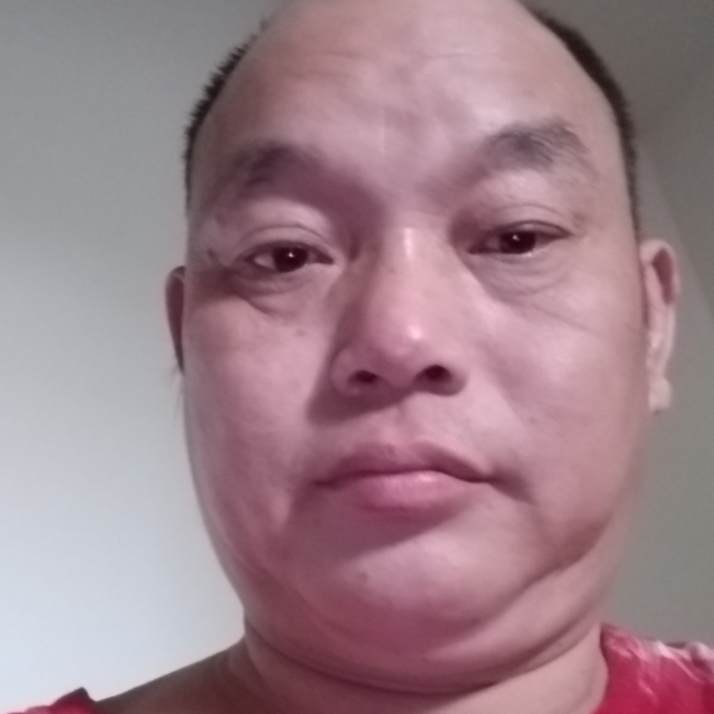 眯眯眼有大树的照片