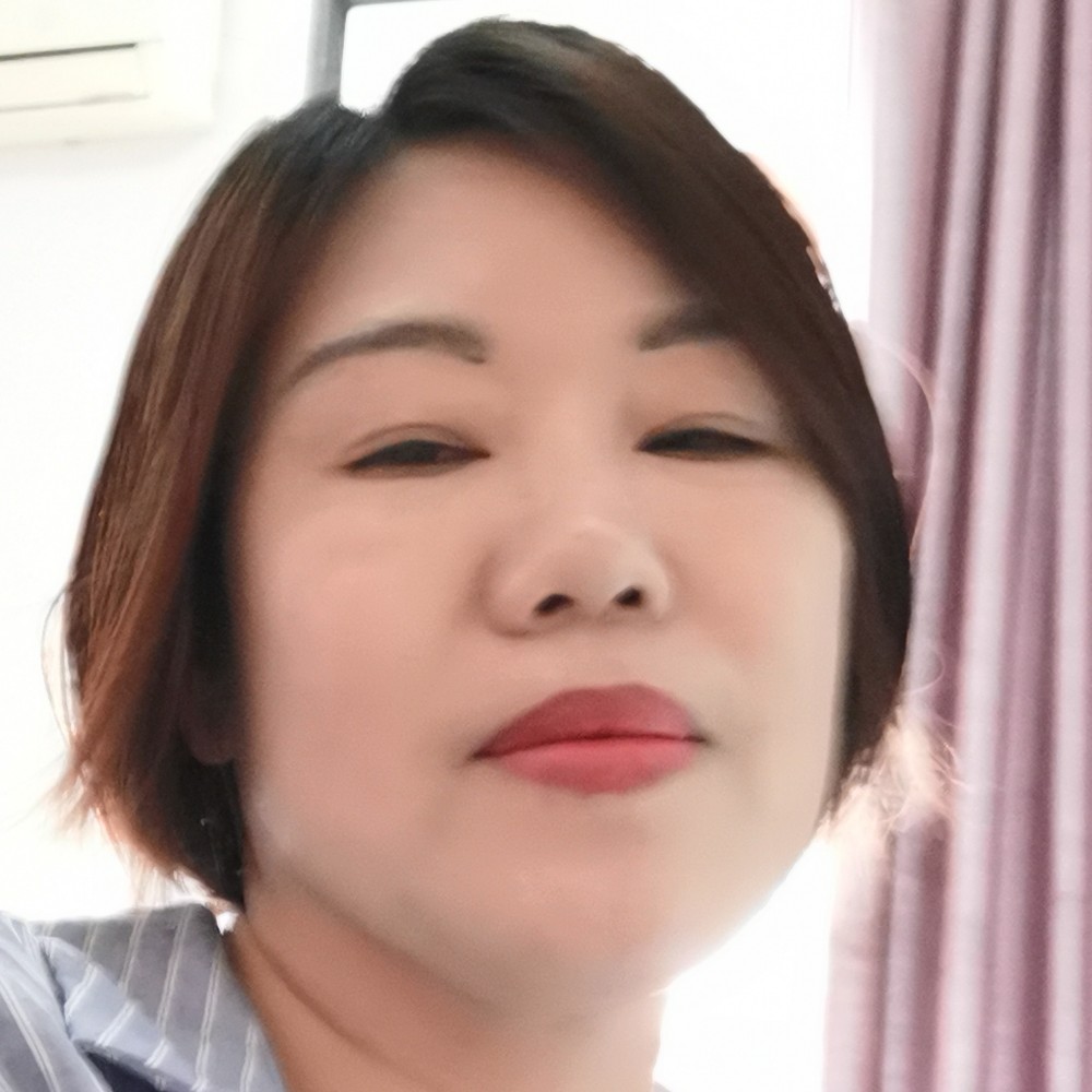 故意倾心荷花的照片