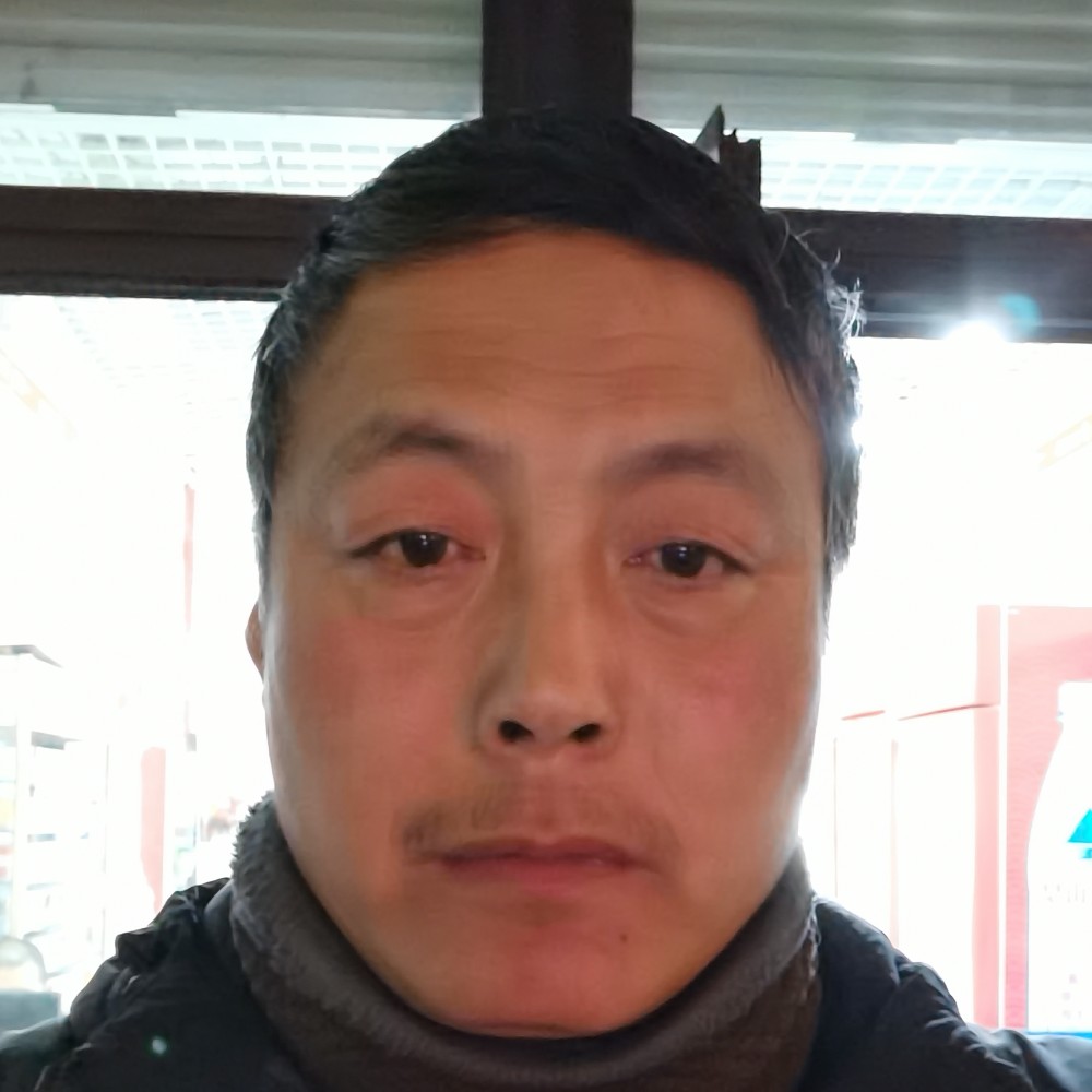 红酒漫步微笑的照片
