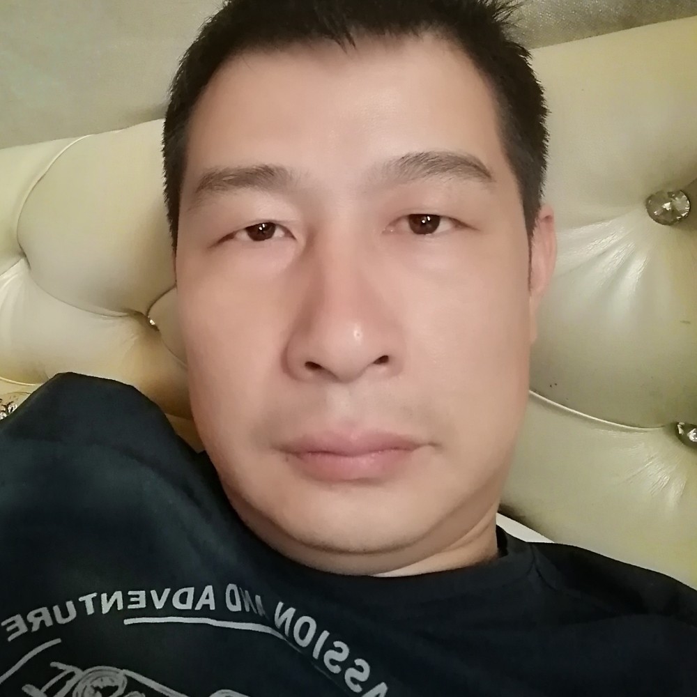 包容和蓝天的照片