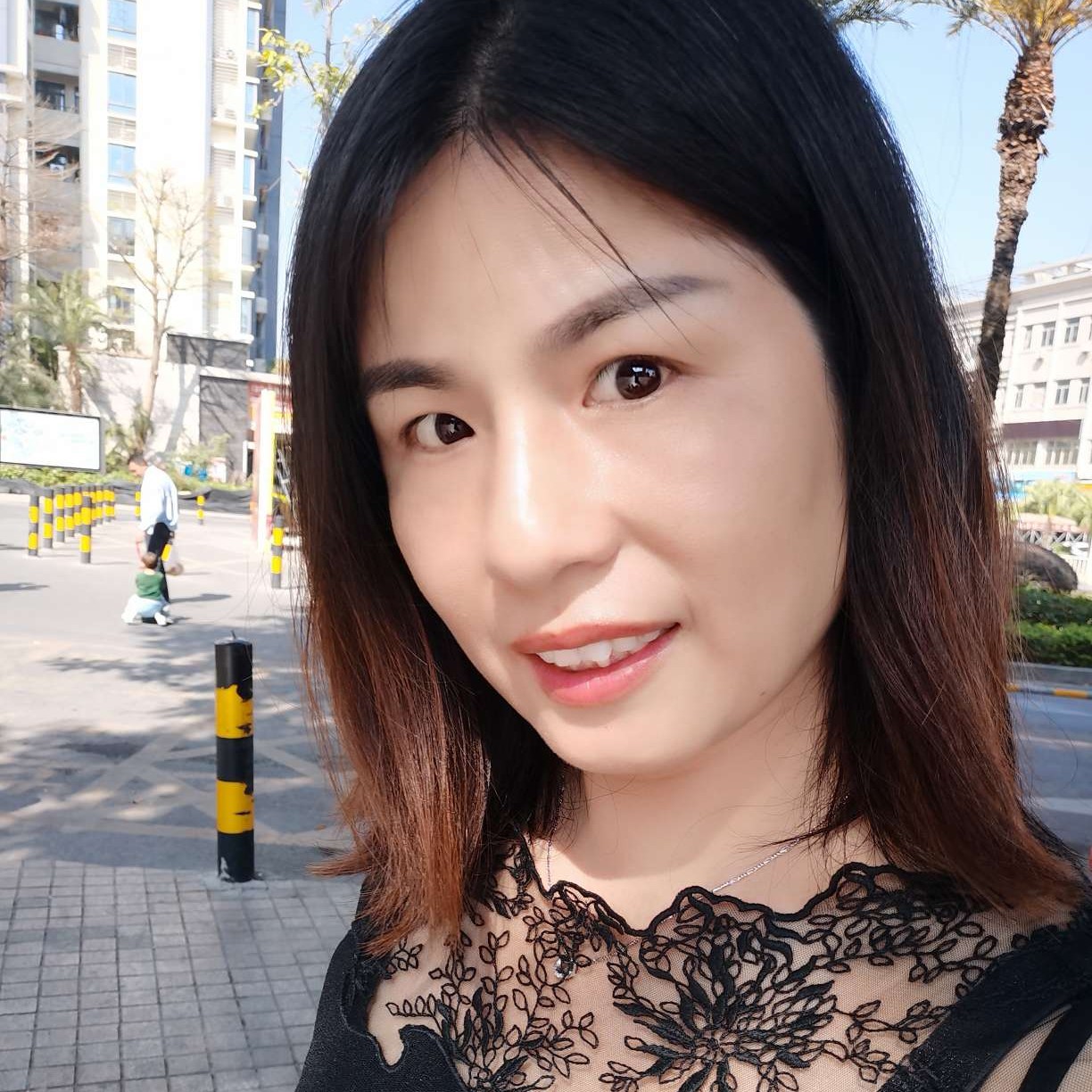 高兴漫步冬日的照片