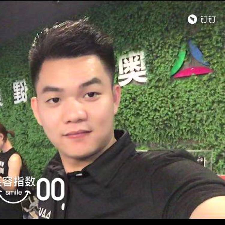 腹肌撕裂者的照片
