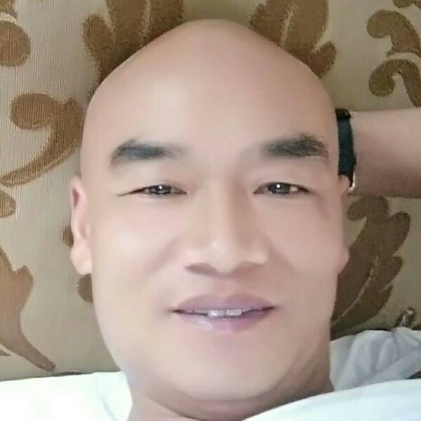 热情凝眸寒风的照片