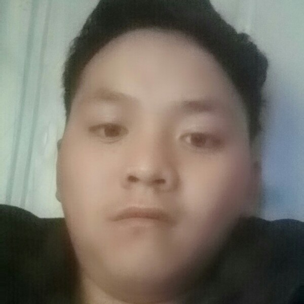 背后迎暖阳的照片