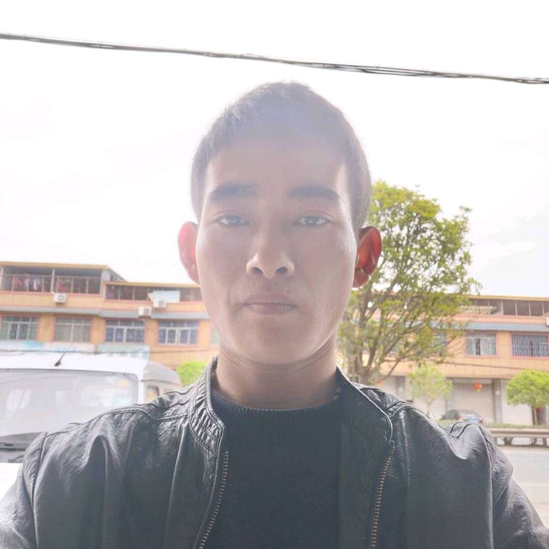 俊秀漫步书包的照片