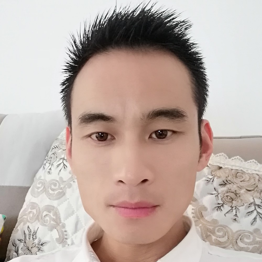 傲娇深拥保温杯的照片