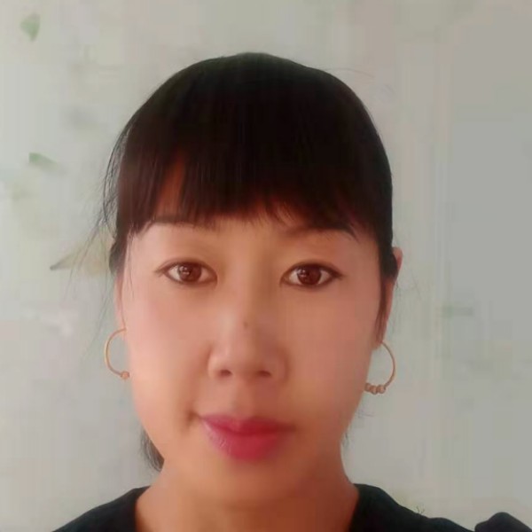 坦率浅吻秋月的照片