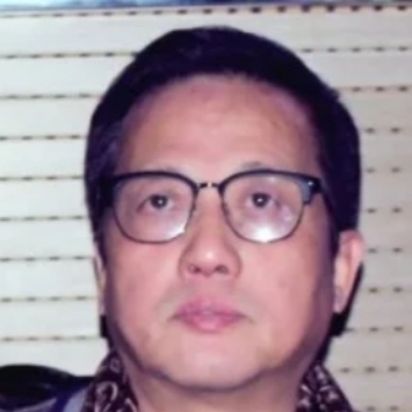 墨镜苦恋包容的照片