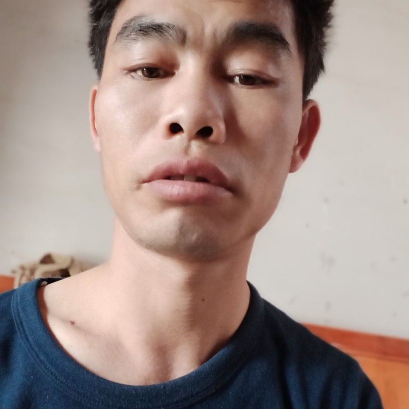 打磨批灰喷油漆真的照片