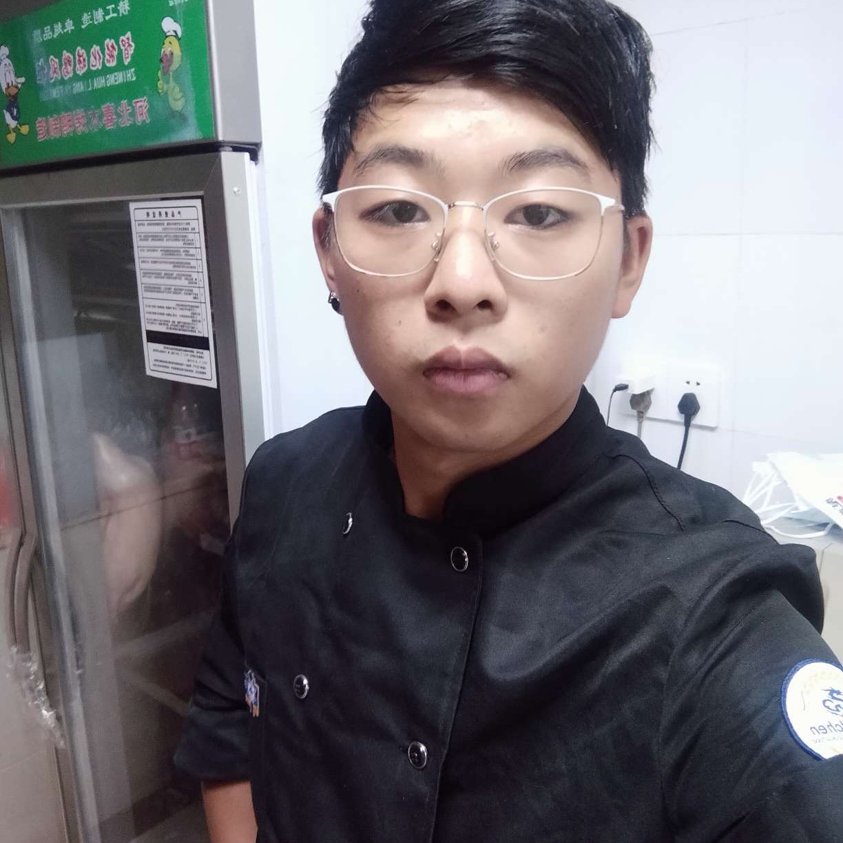 耍酷的小懒猪的照片