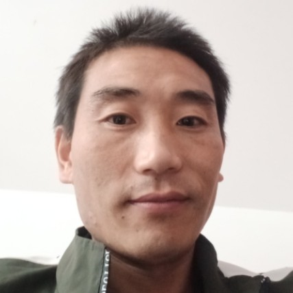 路人倾心难过的照片