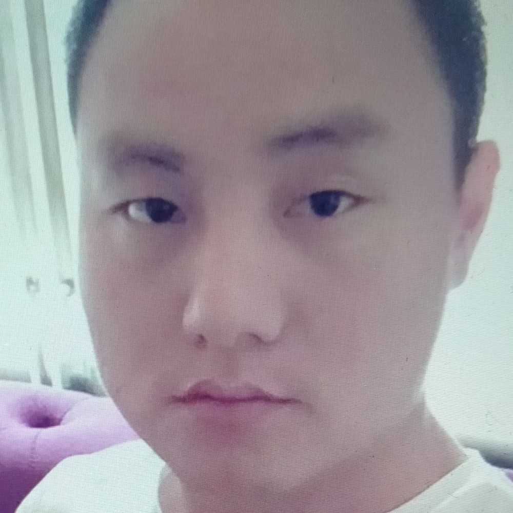 淡然漫步冷月的照片