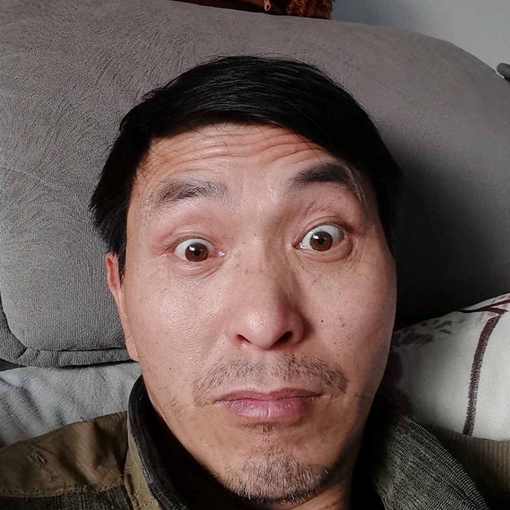 小伙請隐形的照片