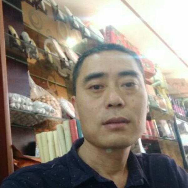 逆风前进的照片