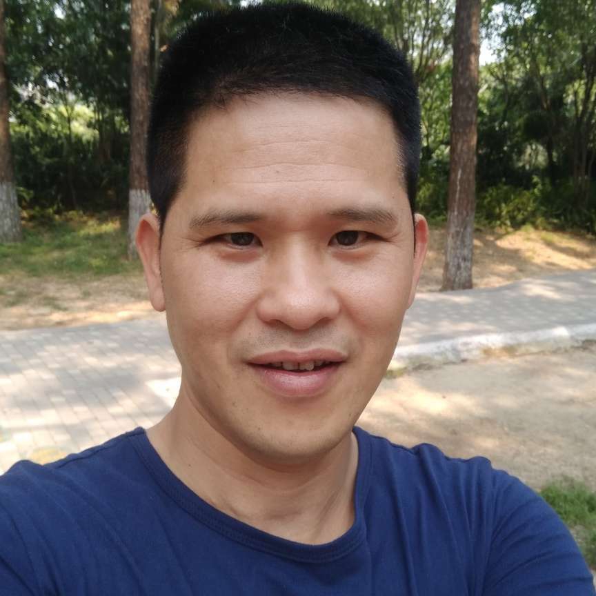 虚心深拥镜子的照片