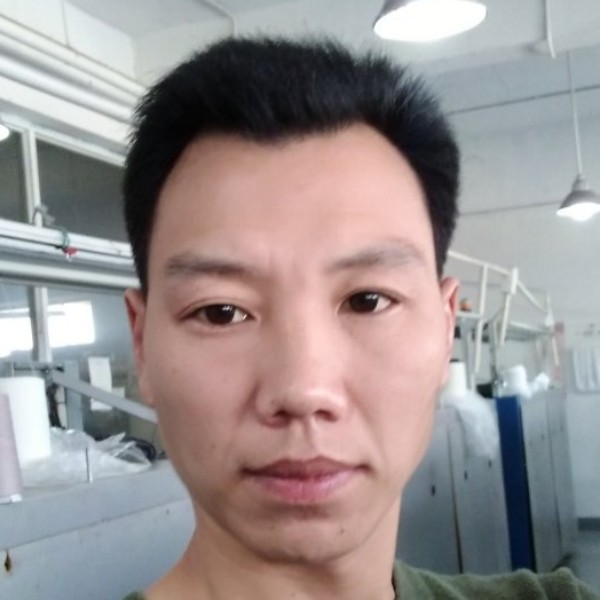 含蓄浅吻耳机的照片