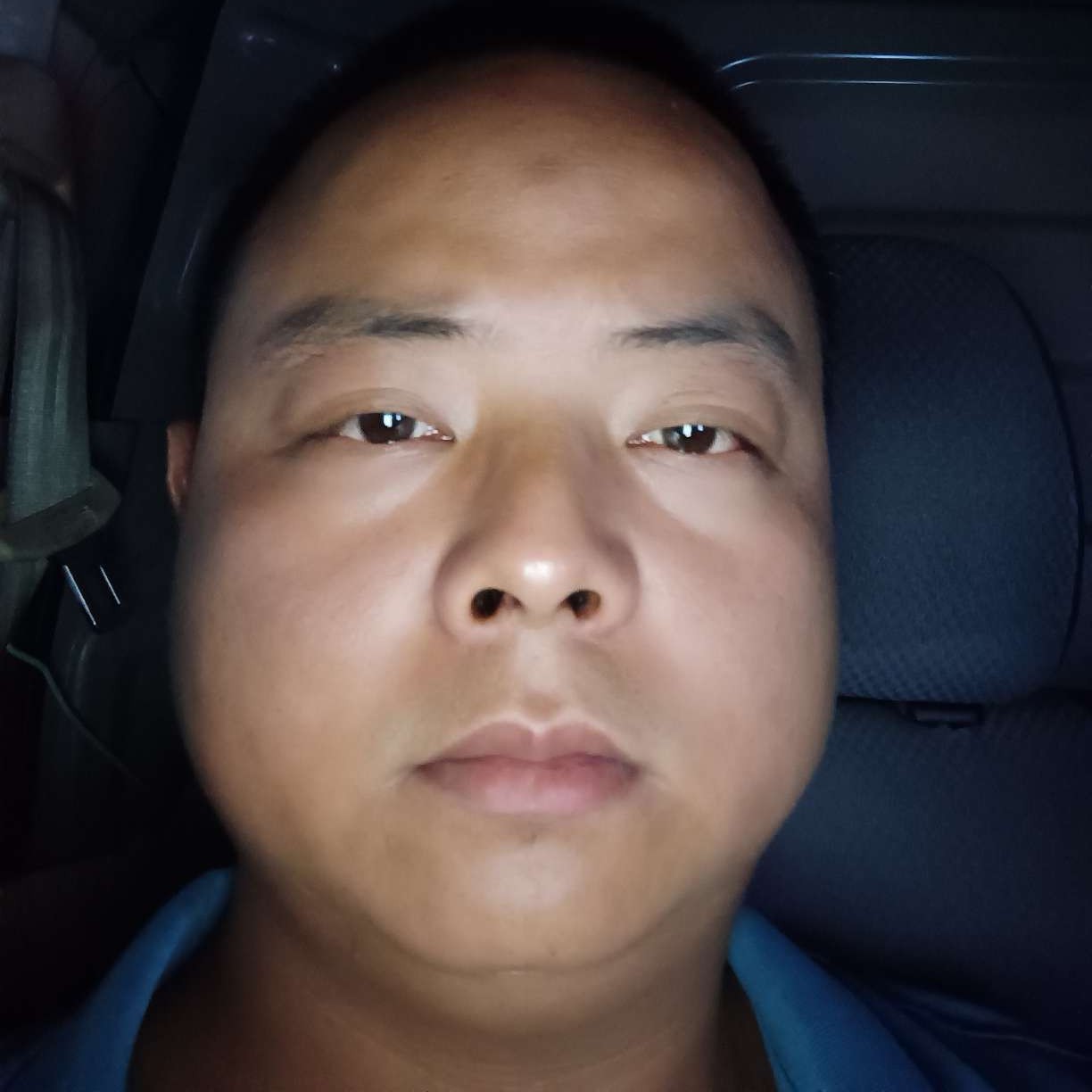 激昂闻蓝天的照片