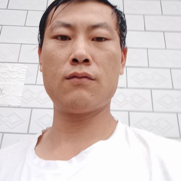 爱笑的男坐的照片