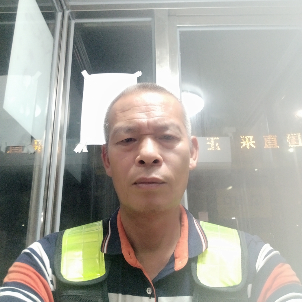上班的老头的照片