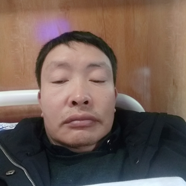 美女仰大家好的照片
