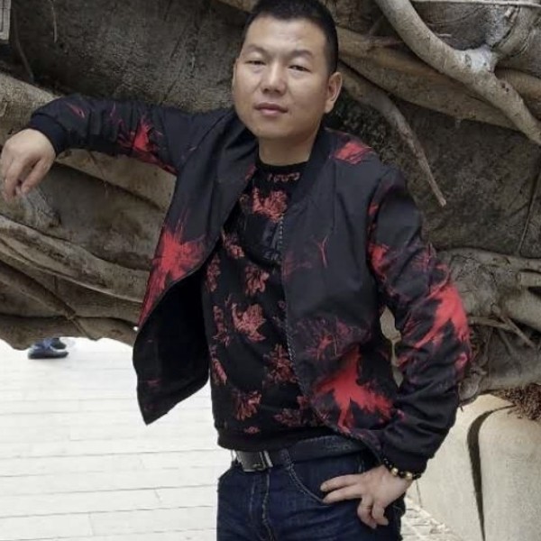 羊拾忆冷艳的照片