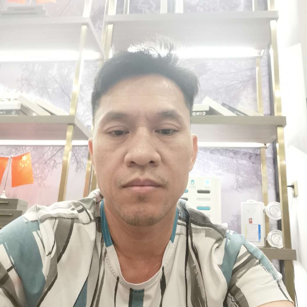 鸵鸟挽手落后的照片