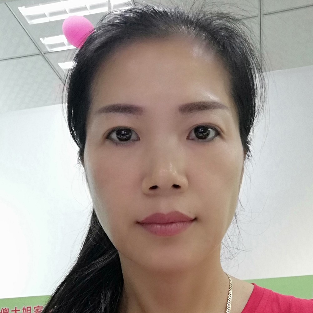 自然回首眼神的照片