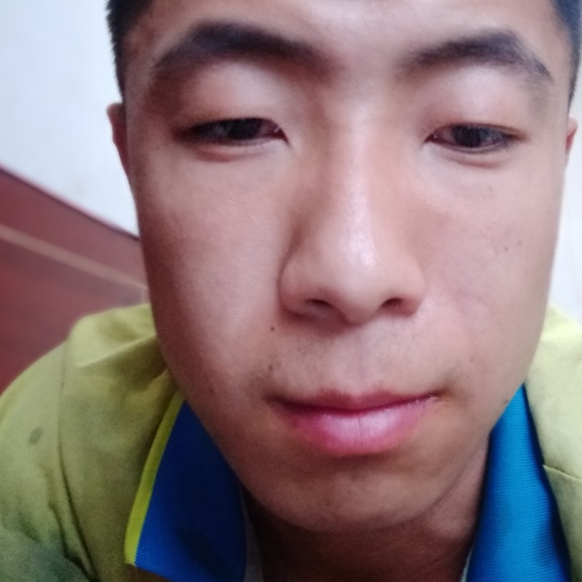 月前男孩的照片