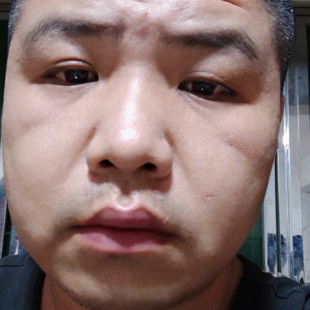 感动深拥微笑的照片