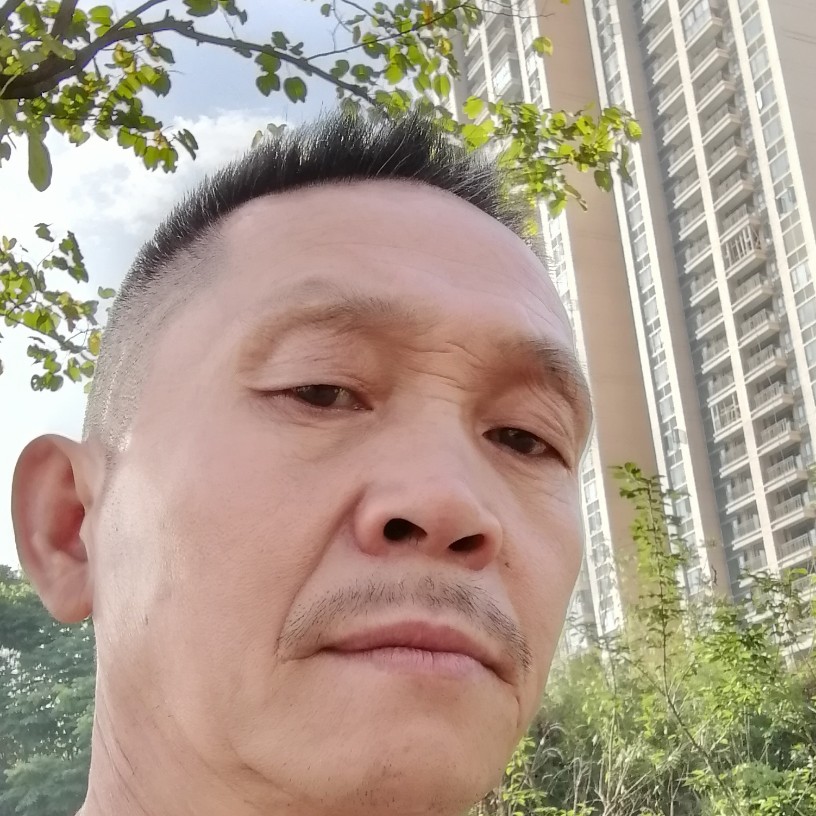 留胡子凝眸凉面的照片