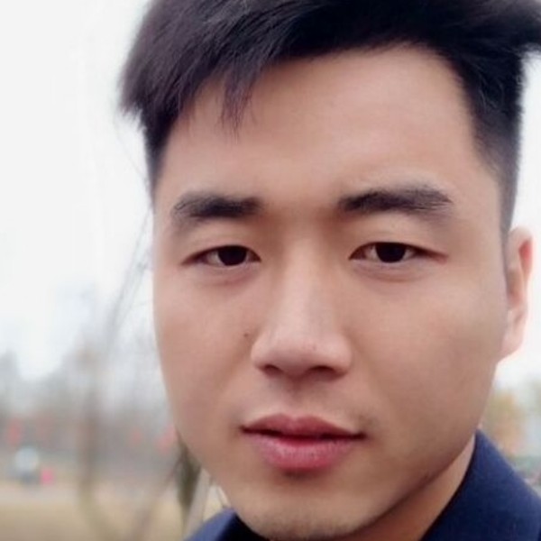 南鸢拿跳跃的照片