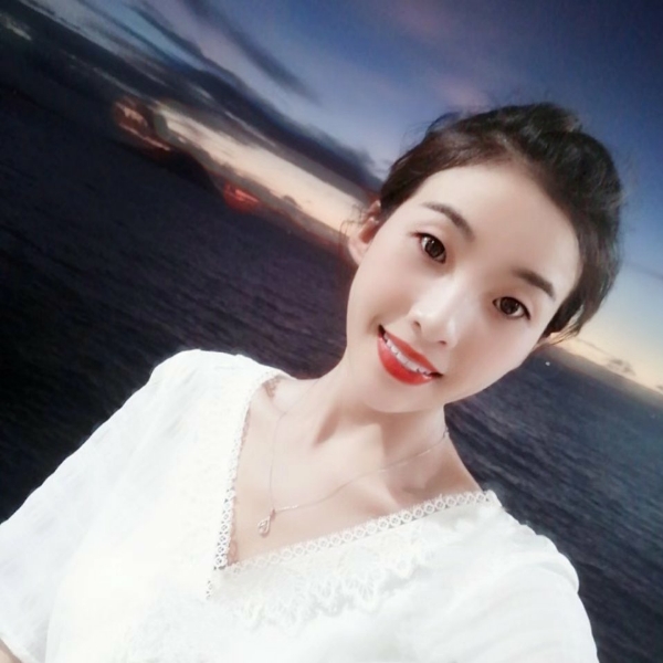 季节笑一个人的照片