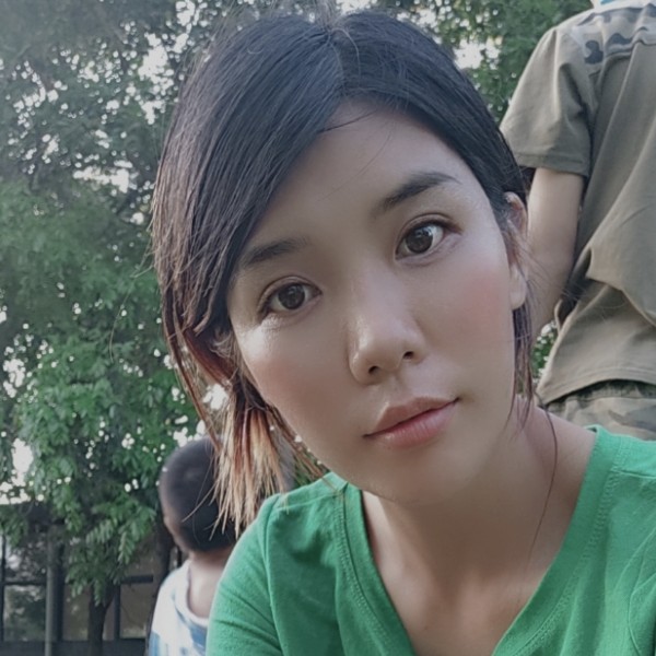 欢呼挽手少女的照片