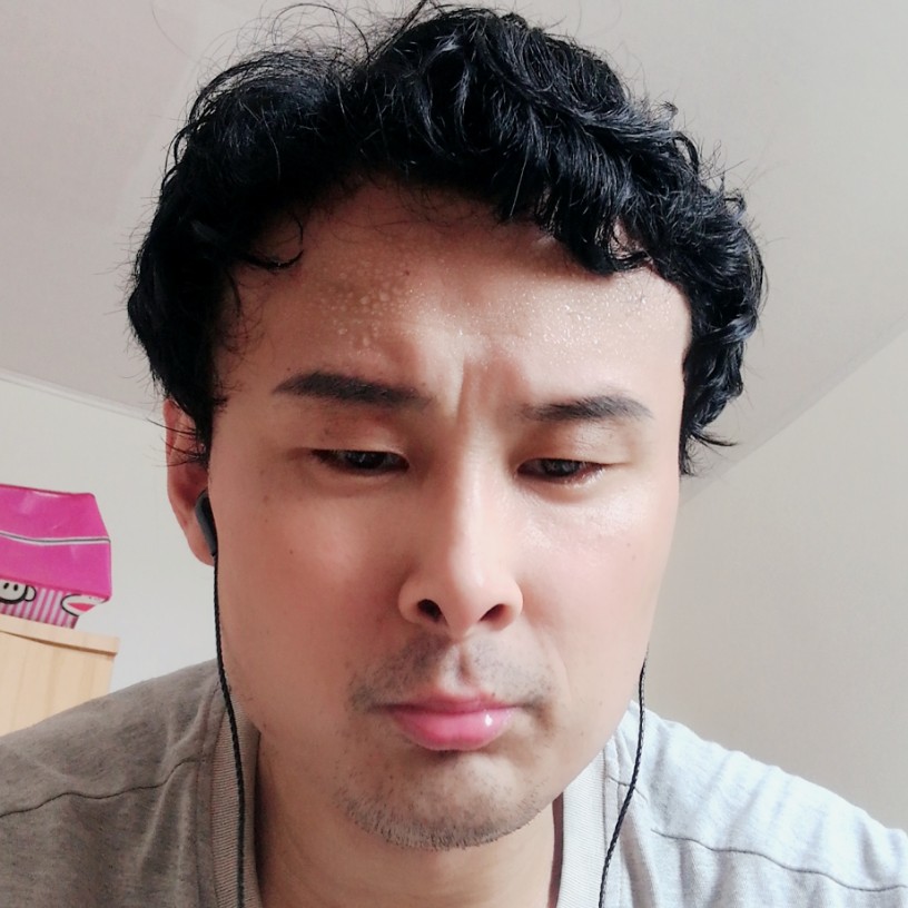 凶狠踢书包的照片