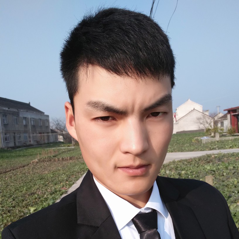 清脆浅吻草丛的照片