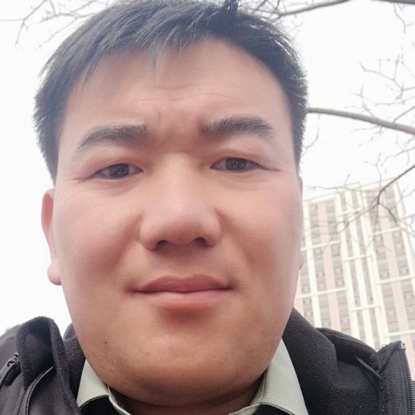 恬静有台灯的照片