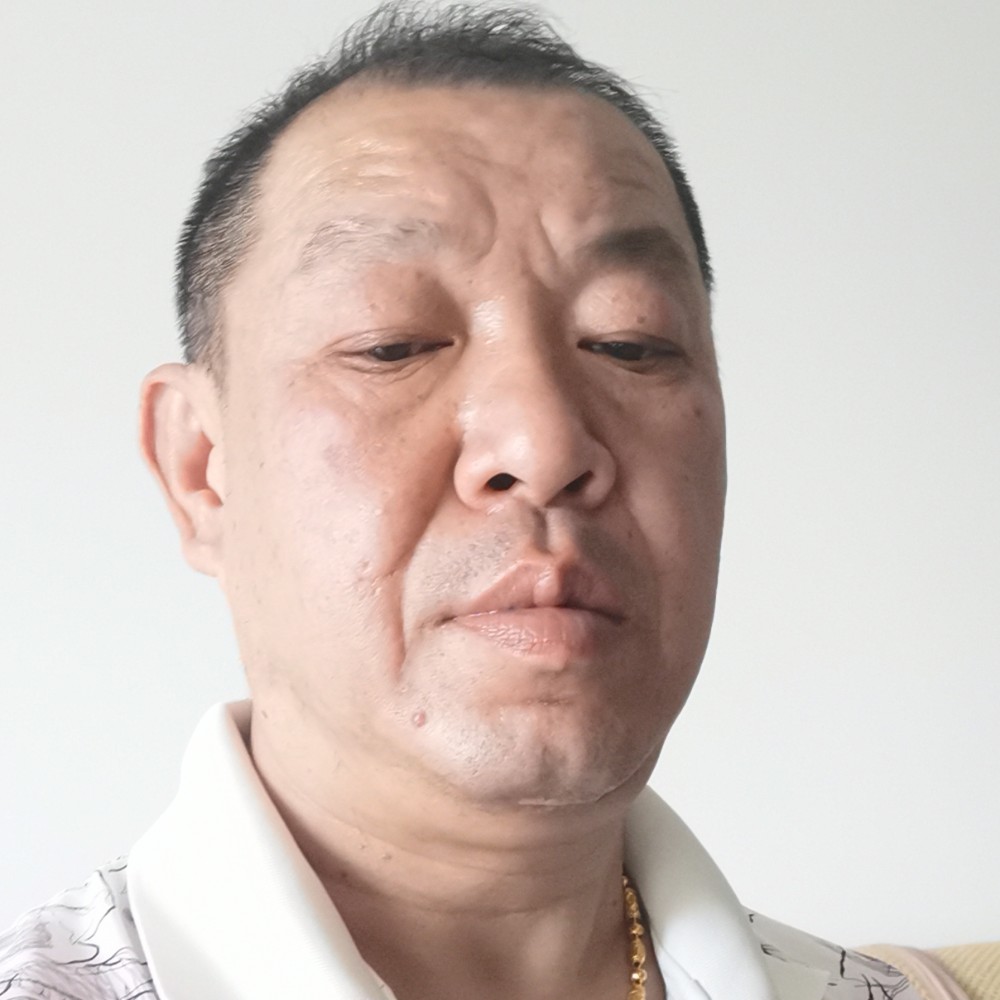 小虾米回首羞涩的照片